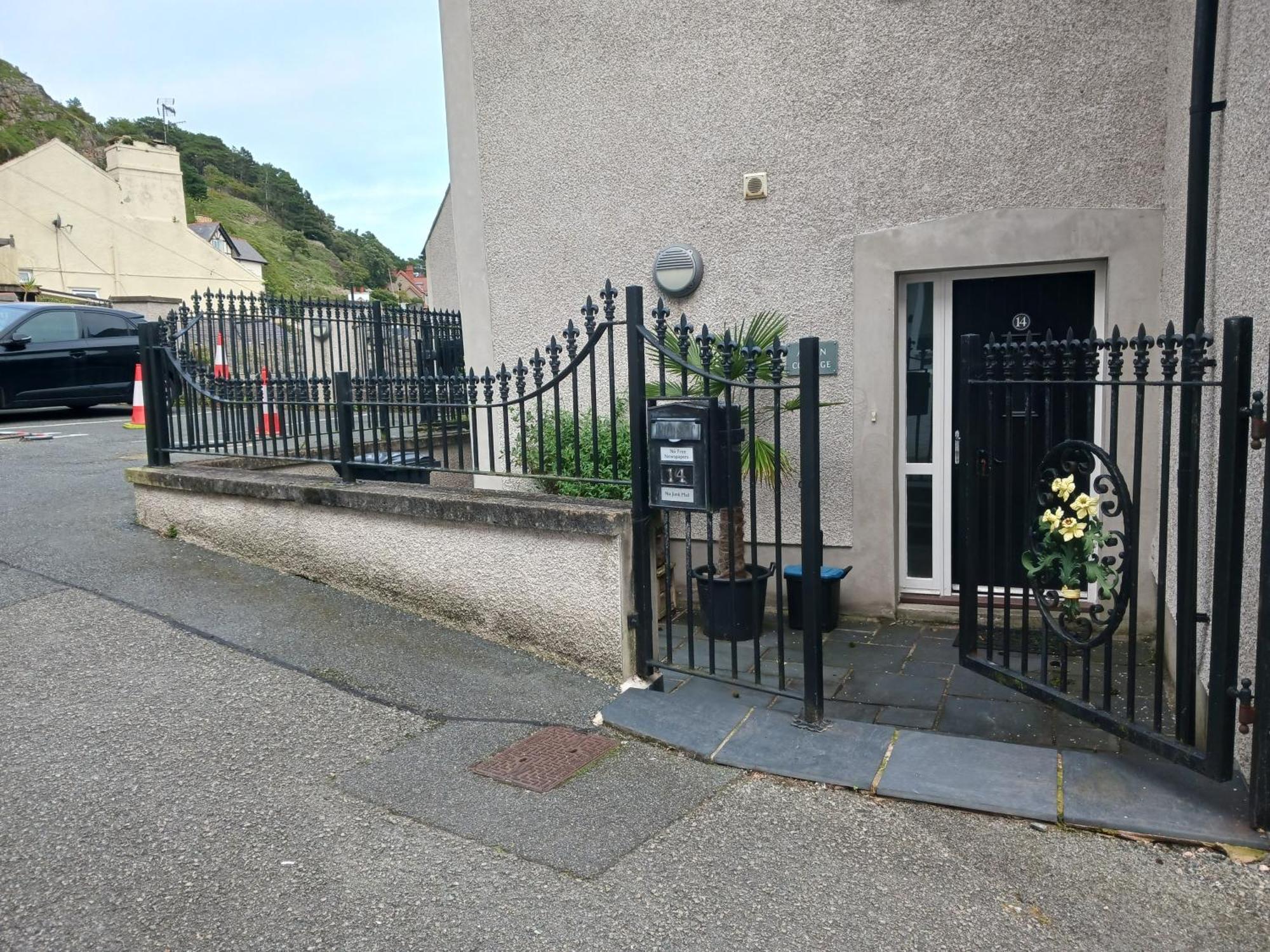 Bodlondeb Castle Bed & Breakfast { Central Llandudno} ภายนอก รูปภาพ